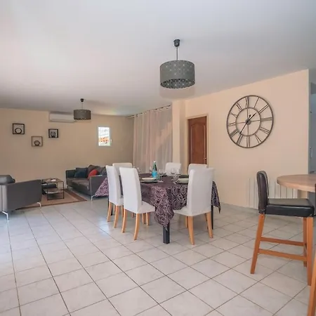 Villa Quiet House With Pool, Ideal For Families