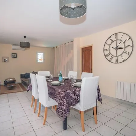 Quiet House With Pool, Ideal For Families Villa